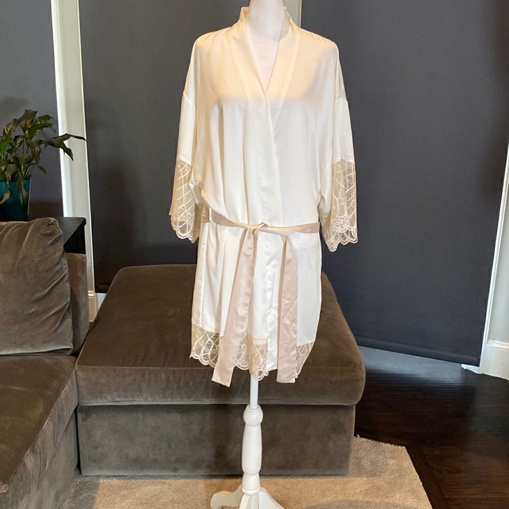 Women’s Flora Nikrooz Ivory Robe Size L NWT *READ